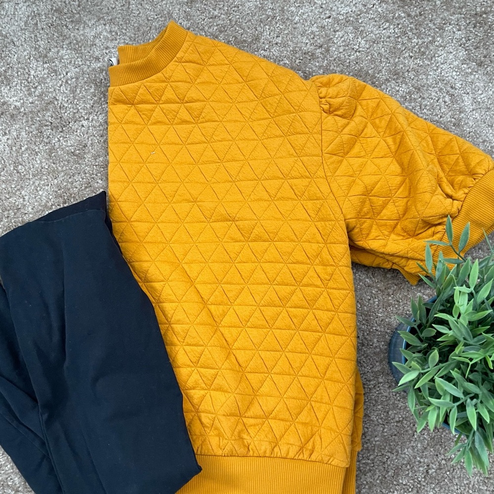 Universal thread quilted shirt sleeve mustard sweater. Size XL.